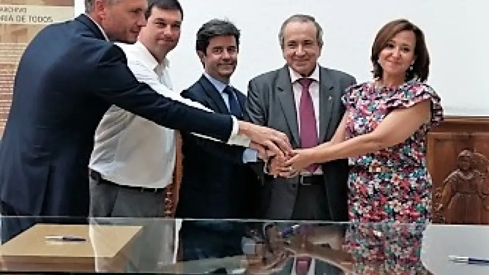 Representantes de las instituciones que firmaron el acuerdo de 2017 tras rubricar el documento.