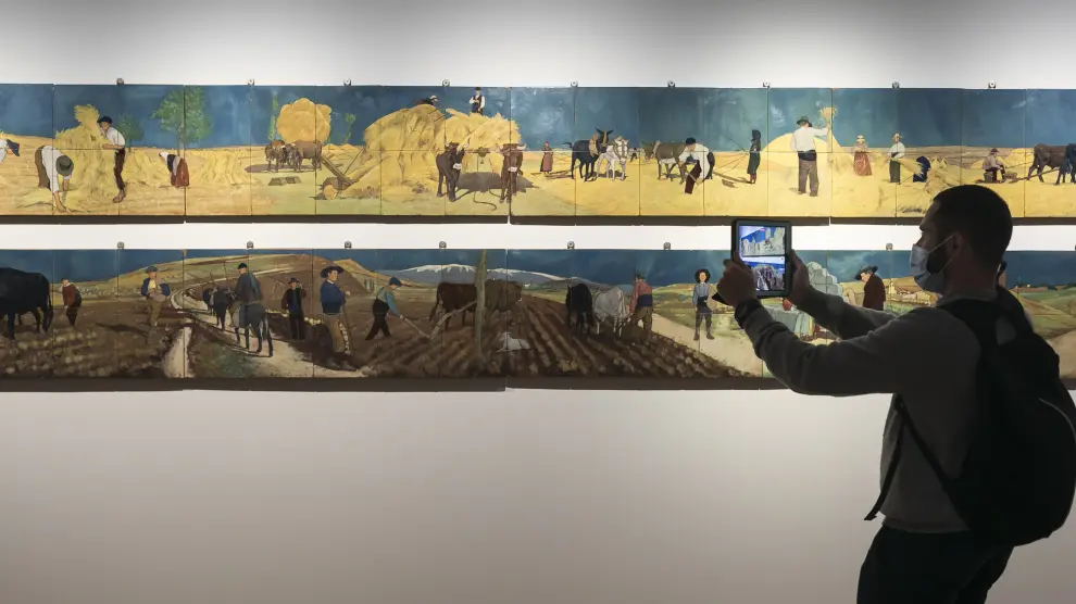 Dos de los murales cerámicos que se presentan en la exposición, 'Faenas de trilla' y 'Faenas de labranza'