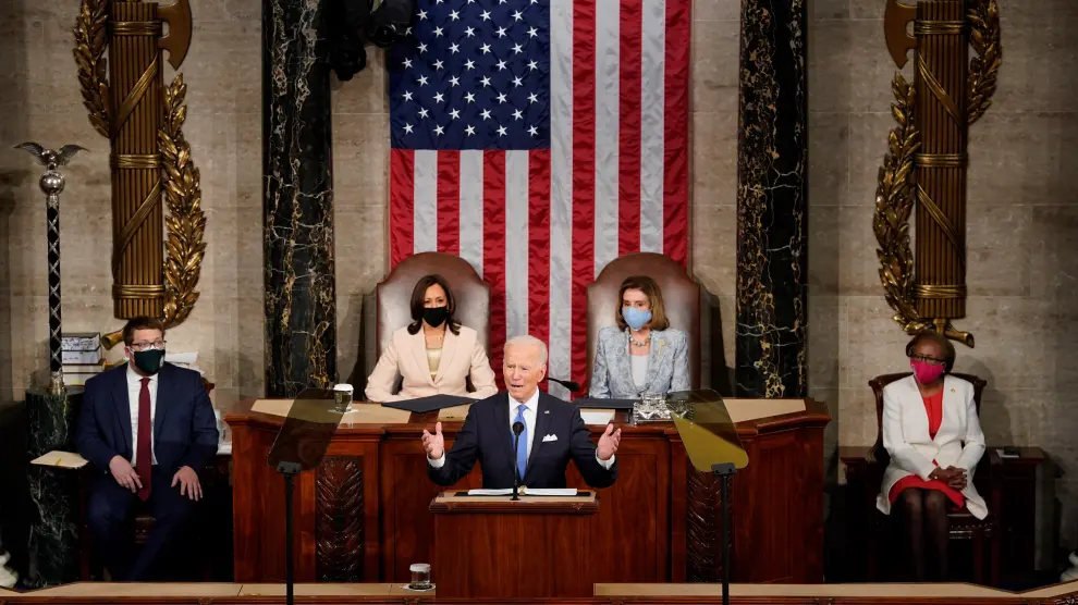 Biden, en su primer discurso ante el Congreso, flanqueado por Pelosi y Harris.