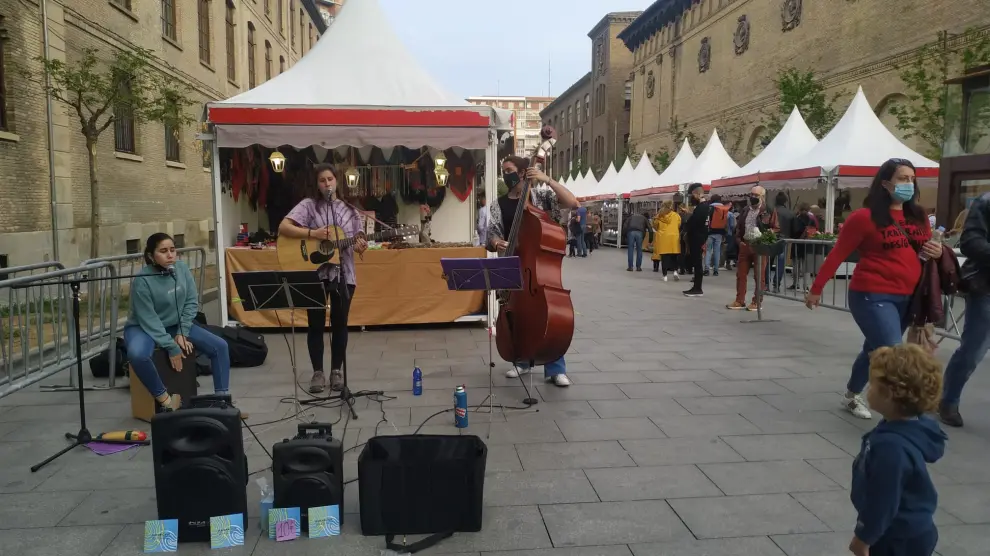 Un grupo de músicos locales ambienta la primera edición de la Feria de Primavera, que se celebra estos días en el entorno de la Plaza de los Sitios de Zaragoza.