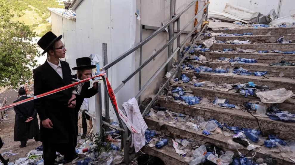 Black yarmulkas are seen on stairs with other waste on it as well in Mount Meron, northern Israel, where fatalities were reported among the thousands of ultra-Orthodox Jews gathered at the tomb of a 2nd-century sage for annual commemorations that include all-night prayer and dance, April 30, 2021. REUTERS/Ronen Zvulun[[[REUTERS VOCENTO]]] ISRAEL-RELIGION/CRUSH