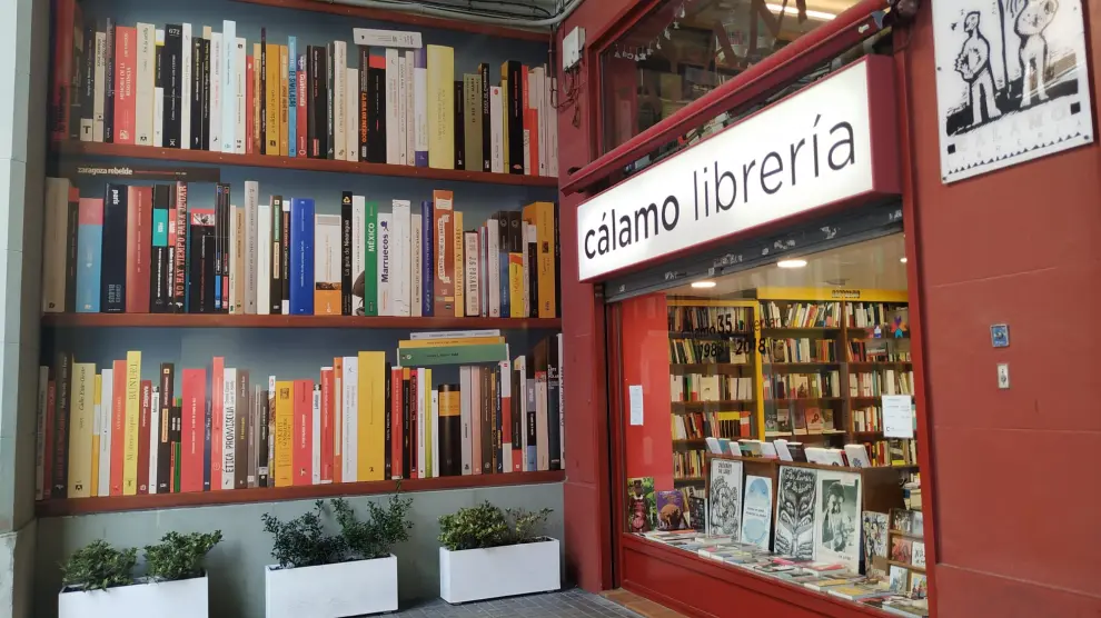Entrada a la librería Cálamo junto al mural dedicado a los libros.