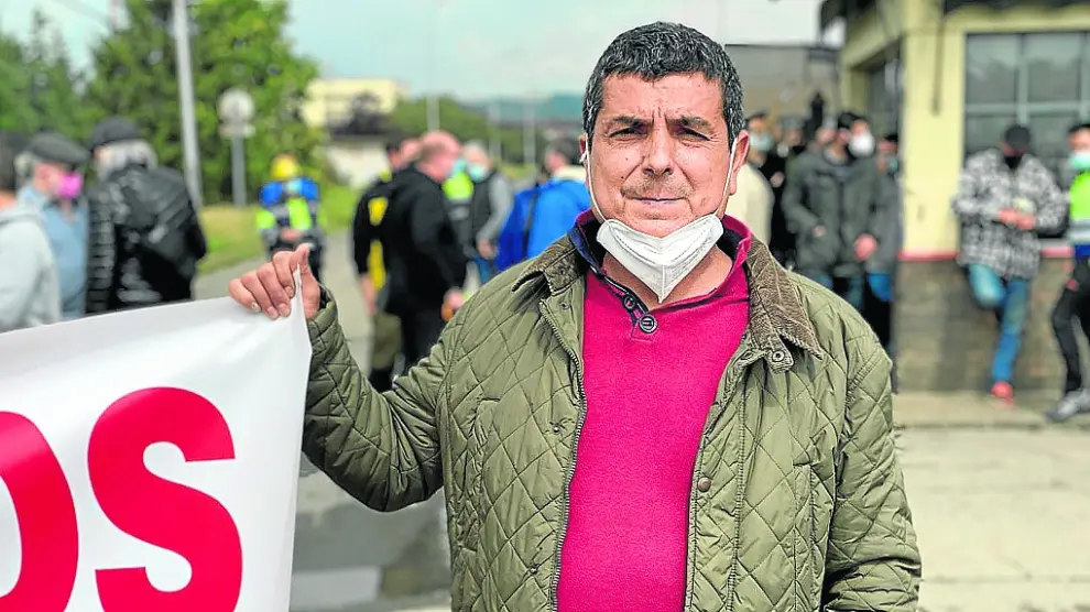 Esteban Alconchel sostiene una pancarta durante una de las protestas por los despidos.