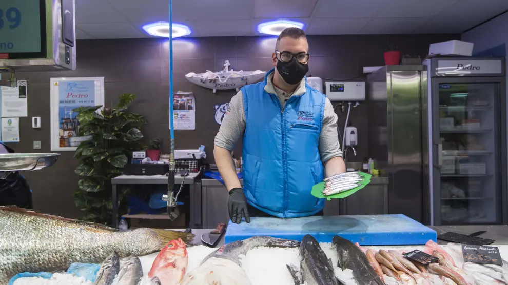 Pedro Huerta, en su puesto de venta de pescados en el Mercado Central de Zaragoza.