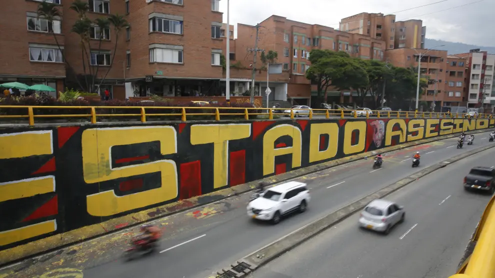 Con mural jovenes de Medellín protestan contra la violencia policial.