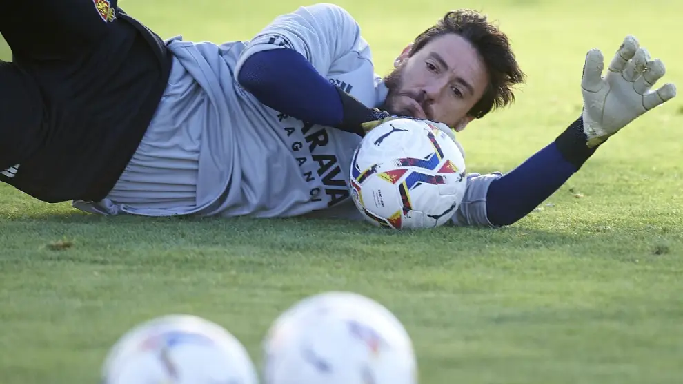 Cristian Álvarez detiene un balón en el suelo durante un ejercicio de entrenamiento.