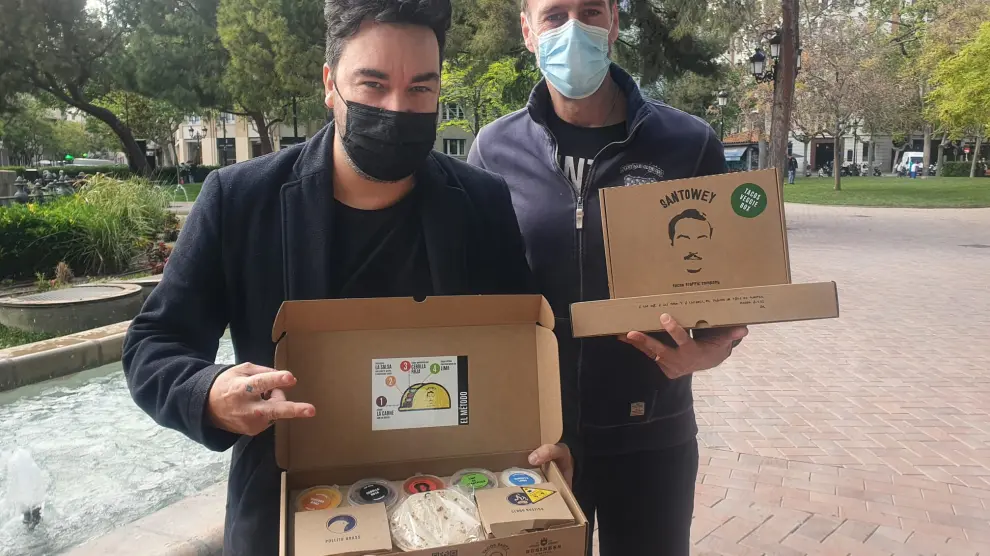 Oscar Vicente y Carlos Ferruz, con las cajas de su taquería SantoWey.