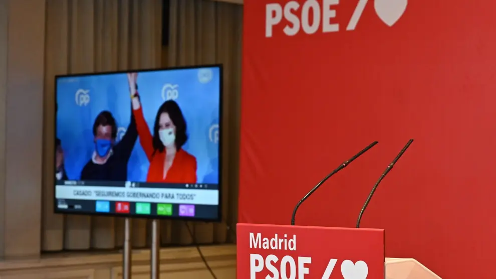 Isabel Díaz Ayuso, en una televisión en la sede del PSOE