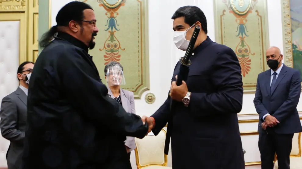 Maduro maniobra una espada samurái que le regala el actor Steven Seagal.