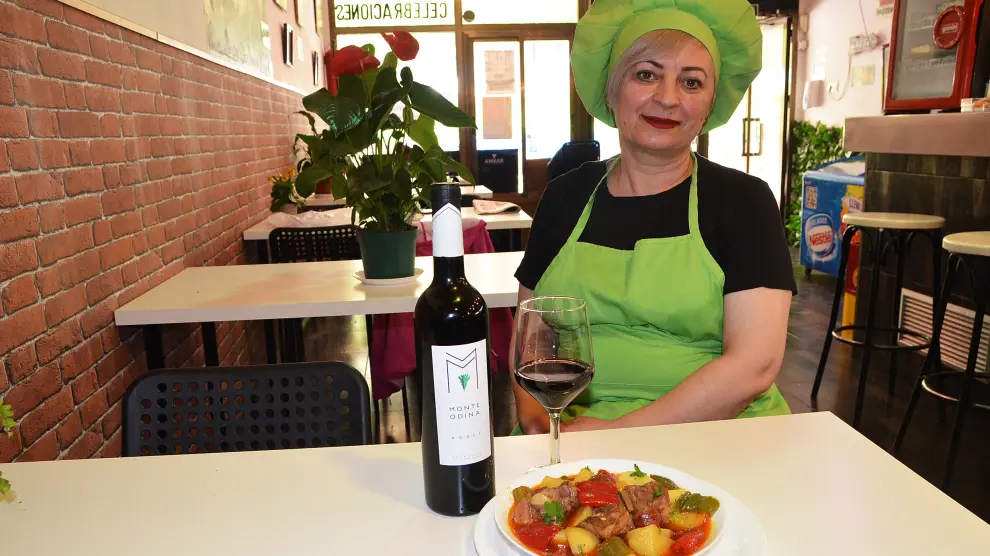 Marta Maglas elabora platos de Rumanía en El Porche, como los pimientos rojos rellenos de arroz y carne.