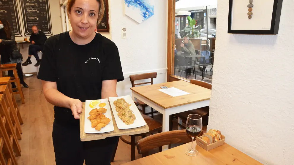Sara Tarragüel muestra la bandeja con su propuesta de plato del día