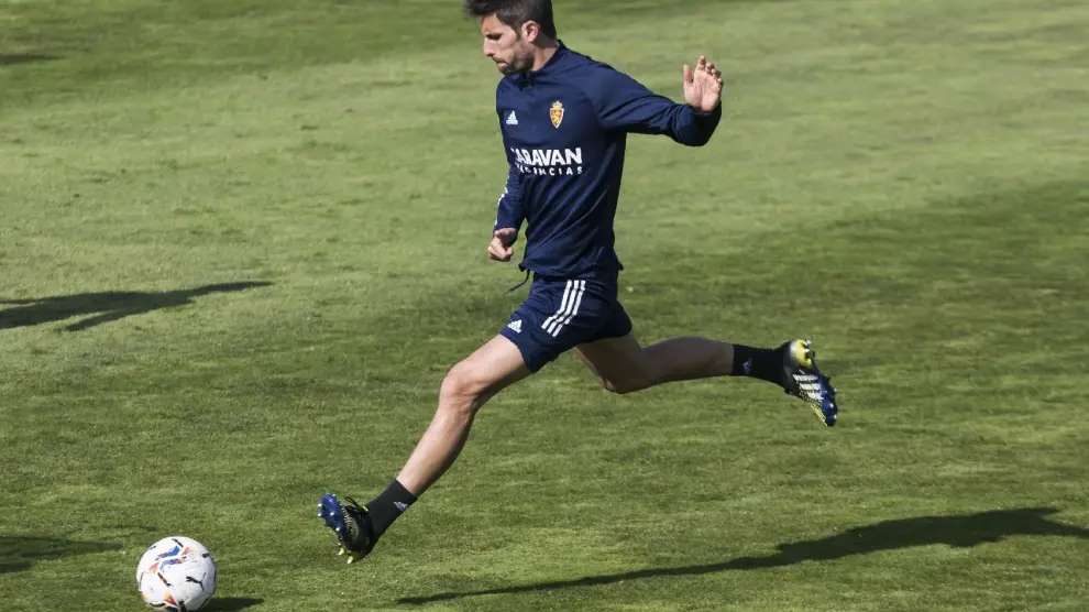 Adrián González golpea el balón durante el entrenamiento del Real Zaragoza.