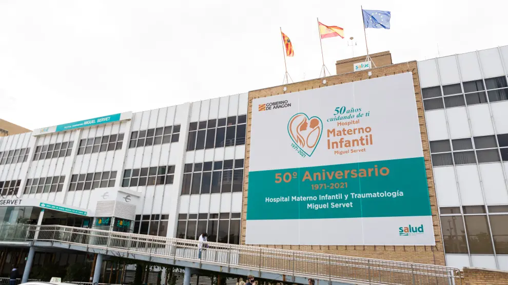 Fachada del Hospital Miguel Servet con el cartel conmemorativo del 50 aniversario de Traumatología y del Hospital Materno Infantil.