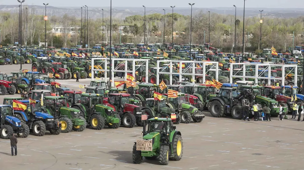Tractorada 2020 en Zaragoza. Manifestación de agricultores y ganaderos con sus tractores por el centro de Zaragoza. gsc