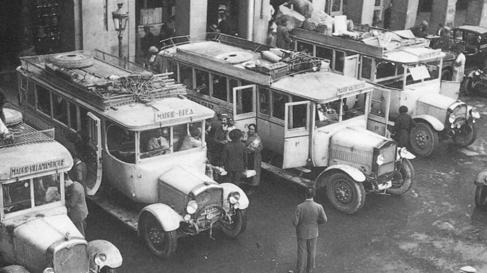 Los primeros autobuses, en la estación de Madrid en los años 30.