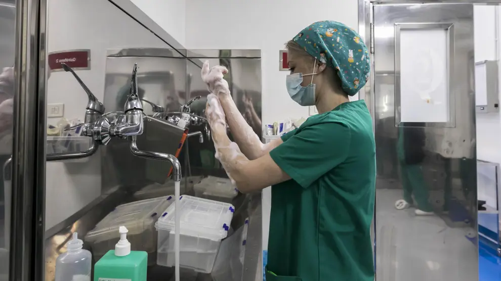 Simona Rujan, enfermera instrumentista de la Clínica del Pilar, se prepara para entrar al quirófano.