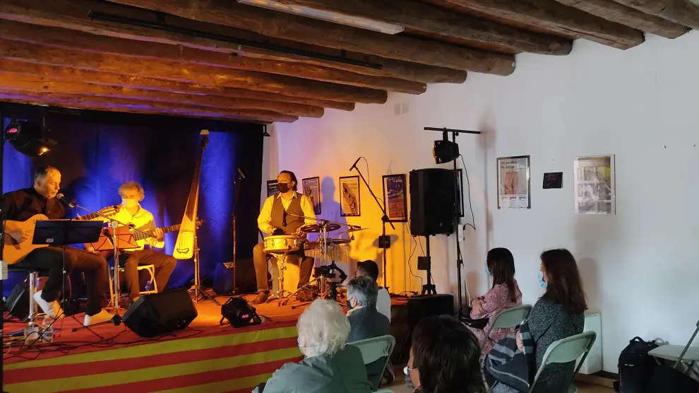 La propuesta musical de Jota&Sil Band encandiló al público en Biscarrués.