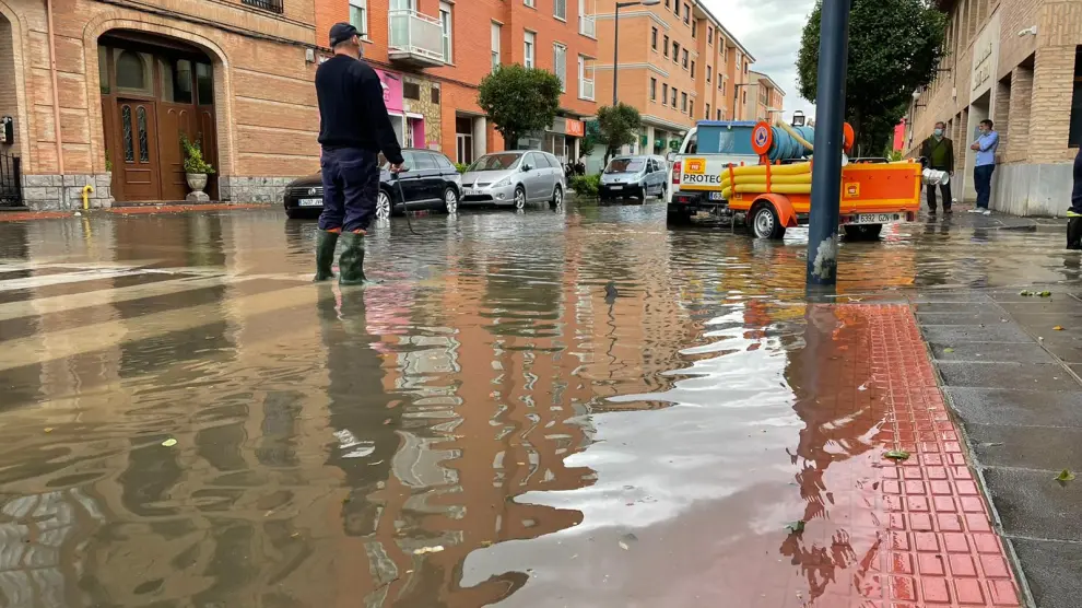 Calles inundadas en Utebo por la lluvia.