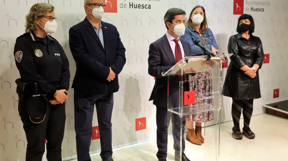 El alcalde de Huesca, Luis Felipe, este lunes con algunos concejales socialistas y la intendente de la Policía Local.
