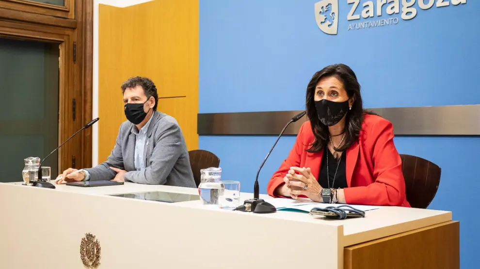 La concejala delegada de Mayores, Paloma Espinosa, y el decano de la Facultad de Ciencias de la Salud y el Deporte, Germán Vicente.