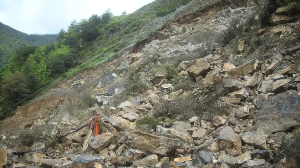 Las rocas caídas sepultaron una máquina que trabajaba en la vía