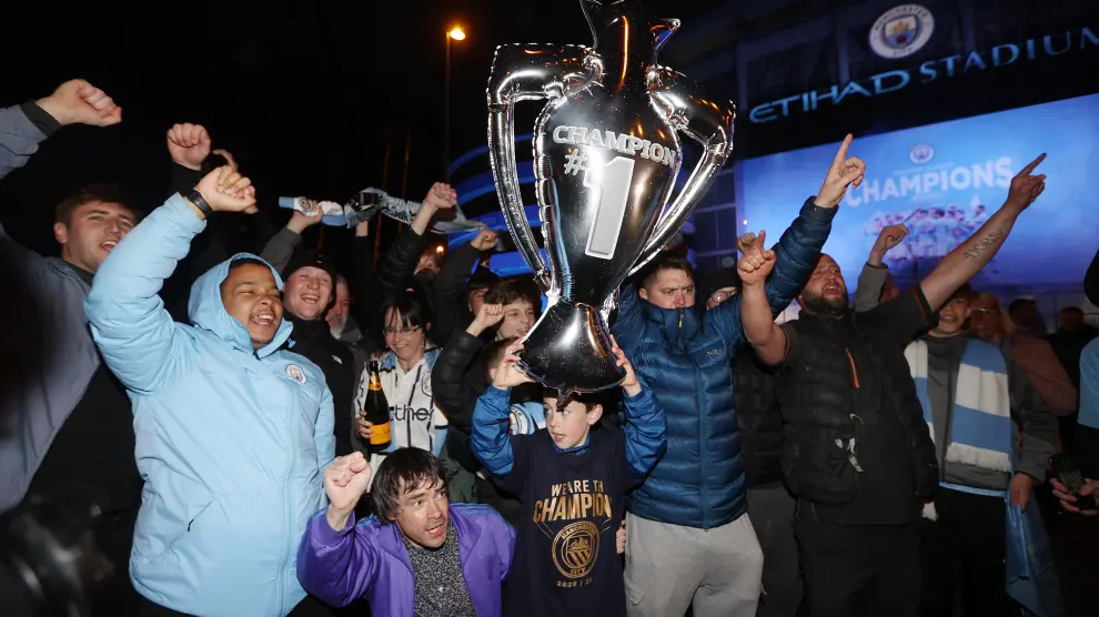 Aficionados celebran la liga conquistada por el Manchester City