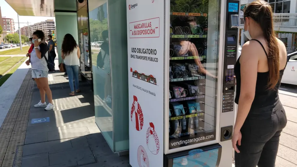 Una máquina de 'vending' de mascarillas en la parada del tranvía.