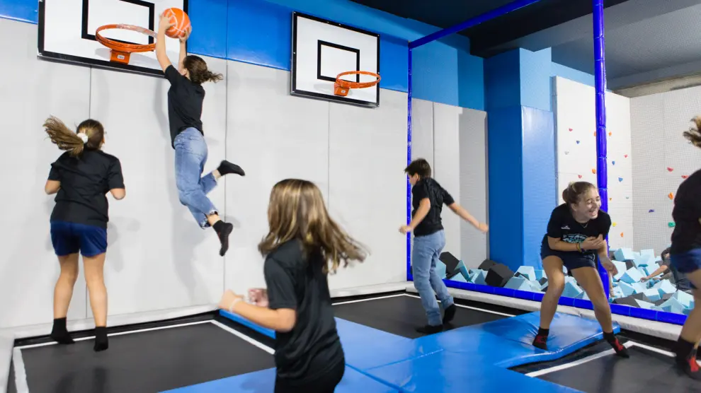 Zaragoza Jump cuenta con una treintena de camas elásticas para practicar saltos con canasta o consecutivos, trampolines, paredes de escalada y un ‘cardio wall’.