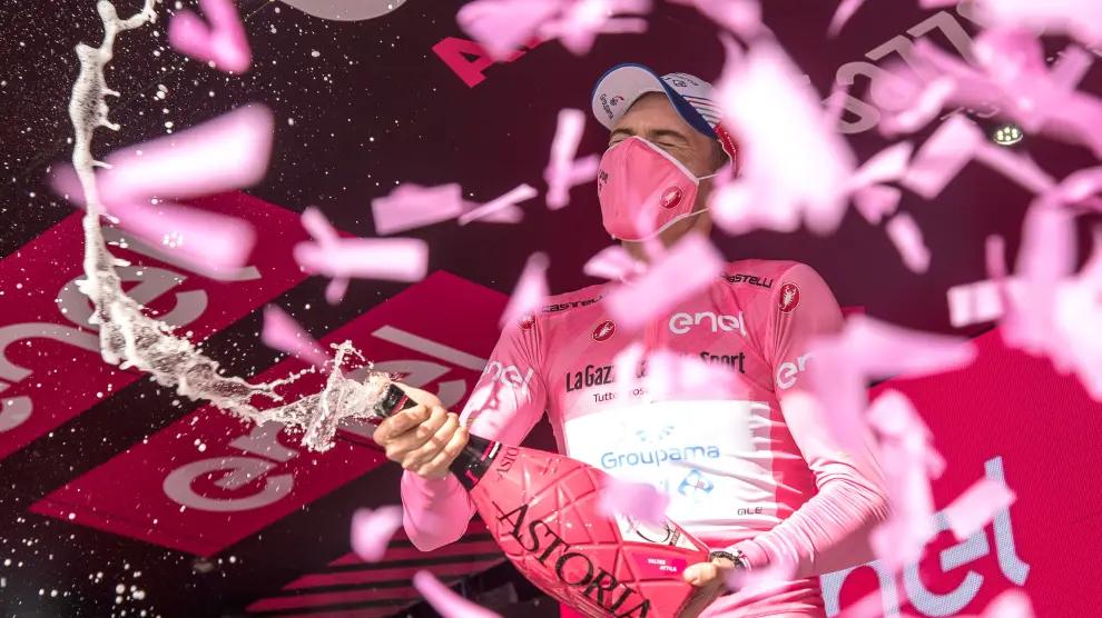 el nuevo líder de este Giro es el joven húngaro Attila Valter (Groupama-FDJ)