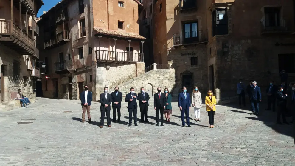 Los presidentes de las tres comunidades posan en la plaza de Albarracín con miembros del ayuntamiento y la consejera Mayte Pérez.