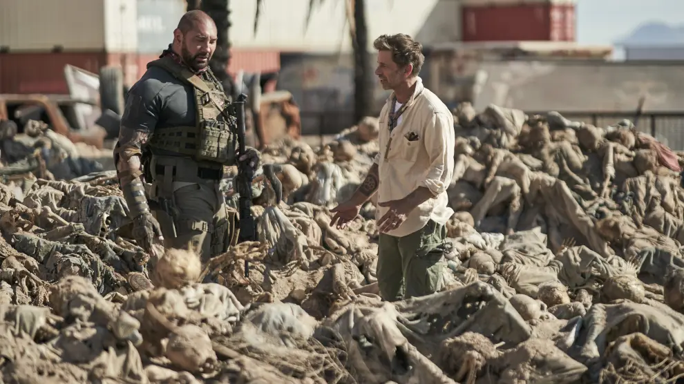 Zack Snyder da instrucciones a un actor durante el rodaje de la película