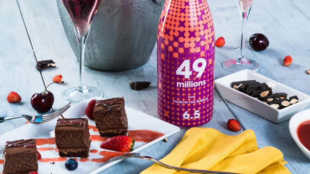 49 millions rosado combina con postres de chocolate.