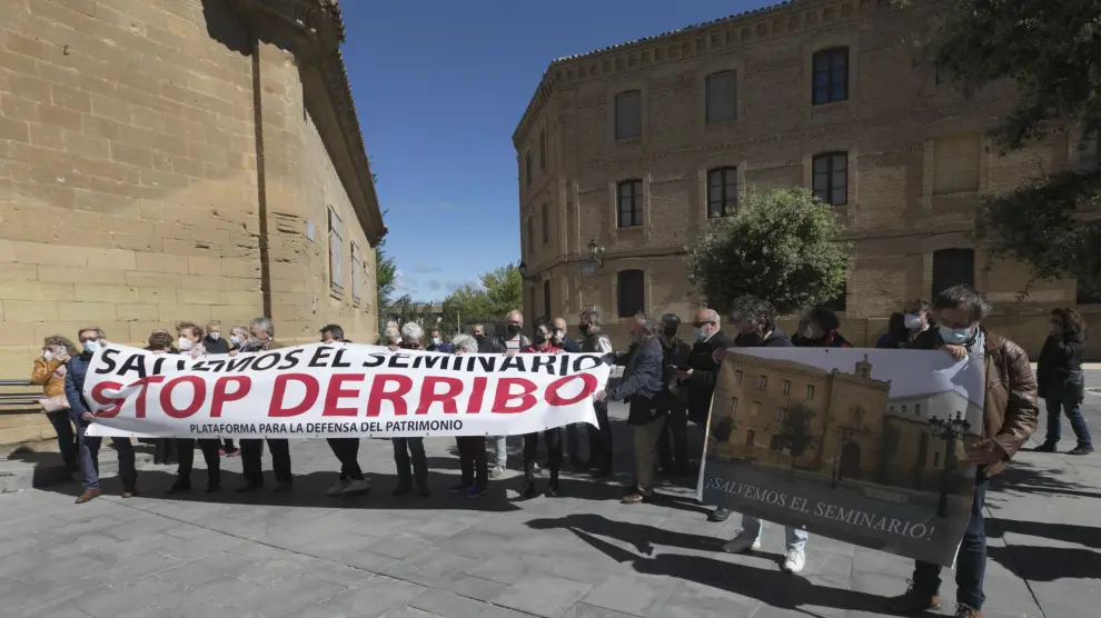 Concentración a las puertas del Museo de Huesca en contra de las demoliciones en el Seminario.
