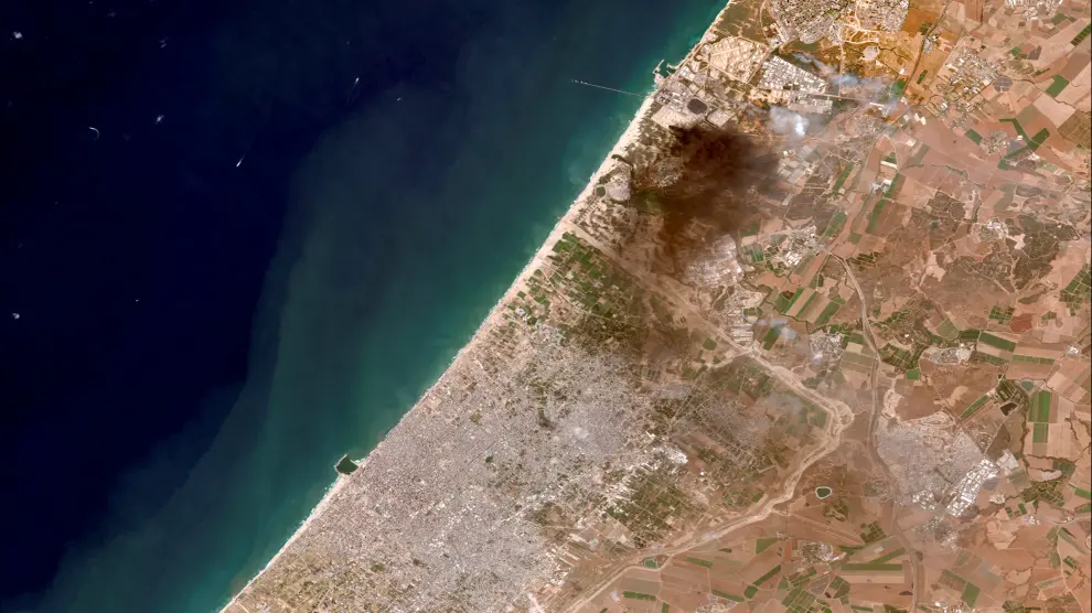 Smoke and flame rise during Israeli air strikes, amid a flare-up of Israeli-Palestinian violence, in Gaza City May 14, 2021. REUTERS/Ibraheem Abu Mustafa[[[REUTERS VOCENTO]]] ISRAEL-PALESTINIANS/