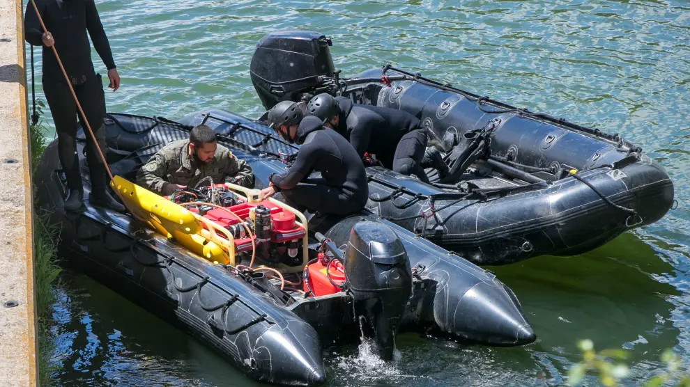 Buceadores del regimiento de Pontoneros con el robot subacuático.
