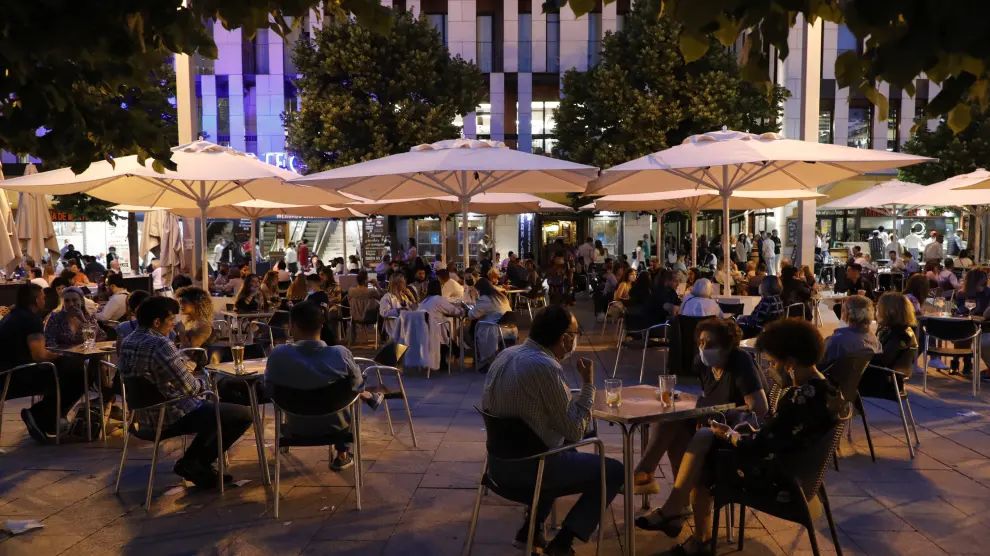 Terrazas llenas en la plaza de España de Zaragoza este sábado por la noche