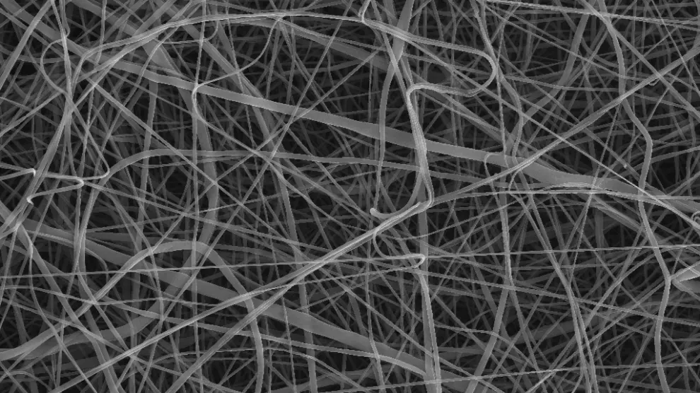 Imagen de microscopía electrónica de nanofibras de poliéster biodegradable electrohiladas en el INMA (CSIC-UNIZAR).