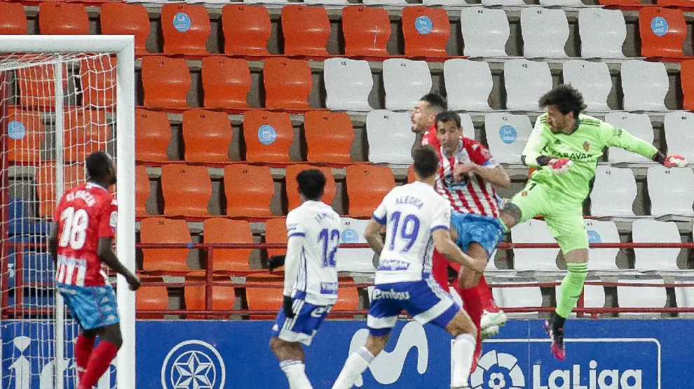 Gol de cabeza de Cristian Álvarez, el portero del Real Zaragoza, en el último minuto en Lugo (97') para lograr el 2-2 final.