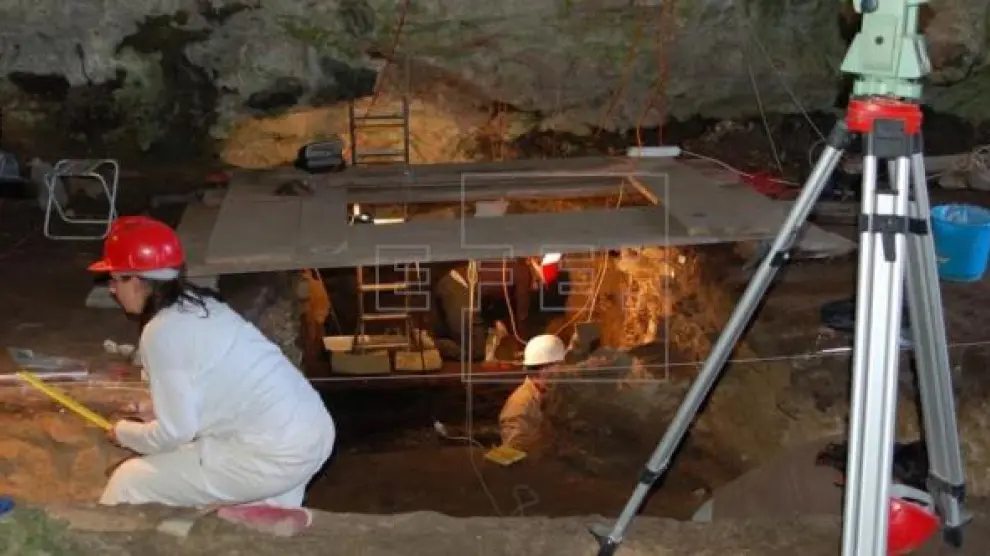 Trabajos de excavación en la Cueva de Esquilléu, Cantabria.