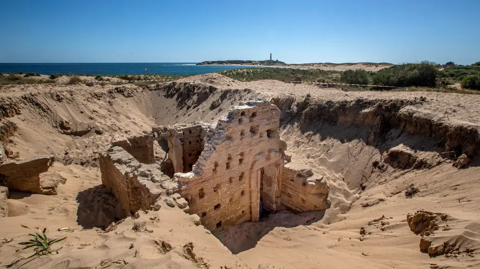 Hallan bajo las dunas de Cabo de Trafalgar una tumba intacta de la Edad de Bronce