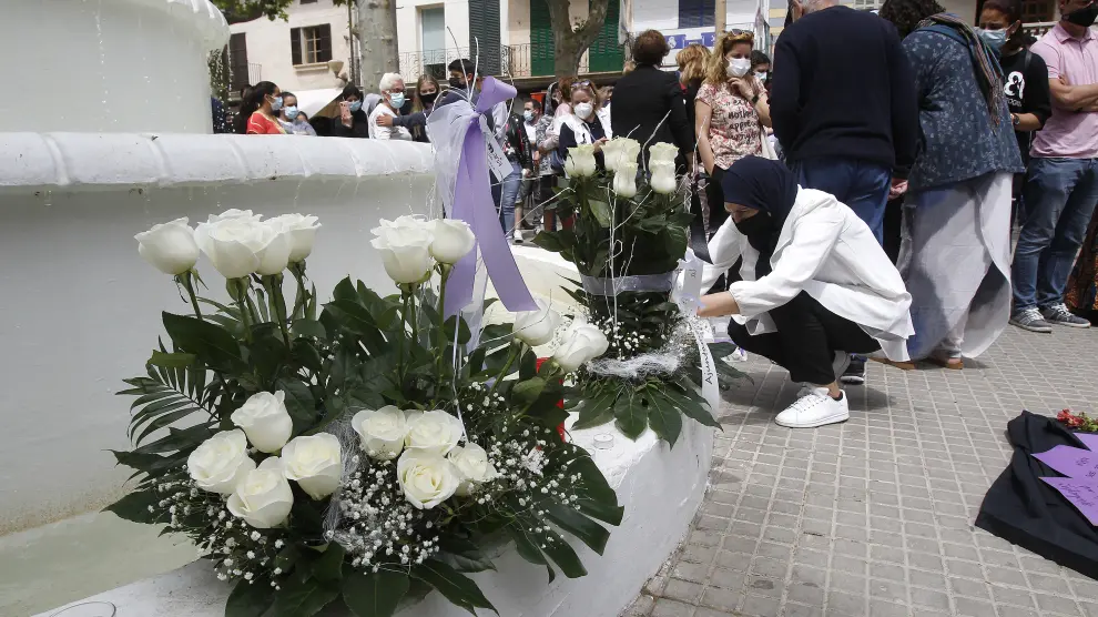 Vecinos de Sa Pobla ponen flores y guardan un minuto de silencio frente al Ayuntamiento de la localidad mallorquina en repulsa del asesinato machista ocurrido allí el pasado 18 de mayo