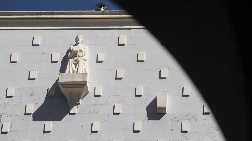 Estatua del edificio de La Equitativa, en el paseo de la Independencia de Zaragoza.
