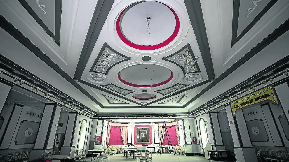 El salón principal conserva sus elementos más representativos a la espera de un nuevo uso.