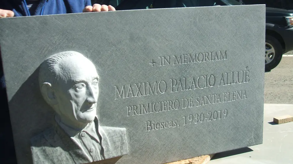 La lápida de Máximo Palacio, esculpida en piedra.