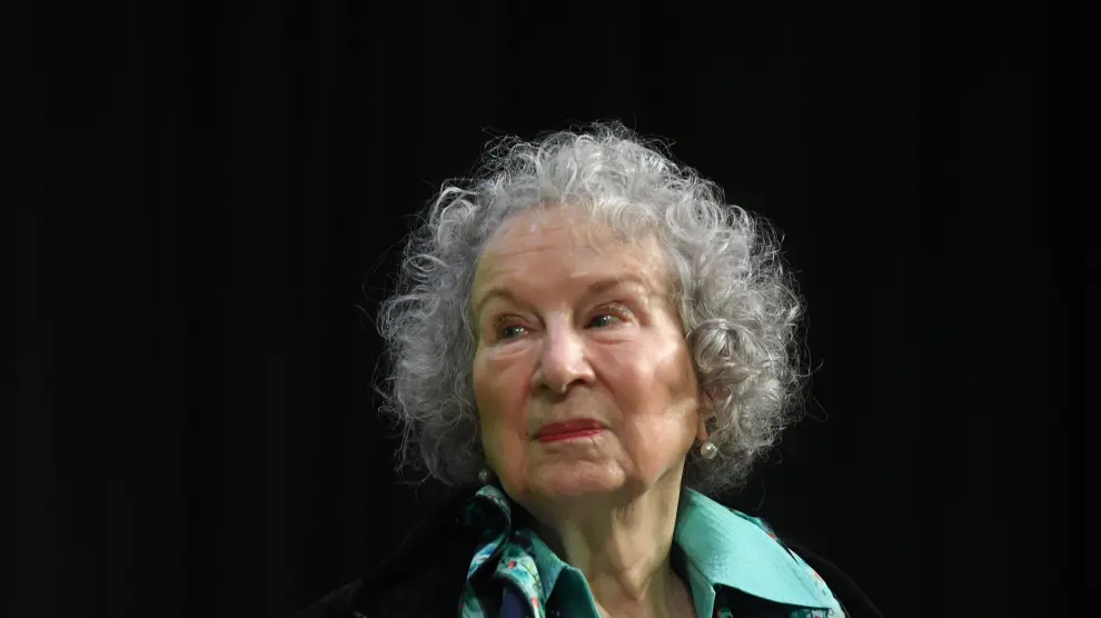 [[[HA ARCHIVO]]] Fecha: 10/09/2019 Autor: EFE AGENCIA descri: London (United Kingdom), 10/09/2019.- Canadian author Margaret Atwood smiles during a press conference after the release of her new book The Testaments, a sequel to the award-winning 1985 novel The Handmaids Tale at the British Library in London, Britain, 10 September 2019. (Reino Unido, Londres) EFE/EPA/FACUNDO ARRIZABALAGA Margaret Atwood press conference in London [Original: 20190910-637037144079515064.jpg] //EFE//  notas: Fecha de entrada:11/09/2019