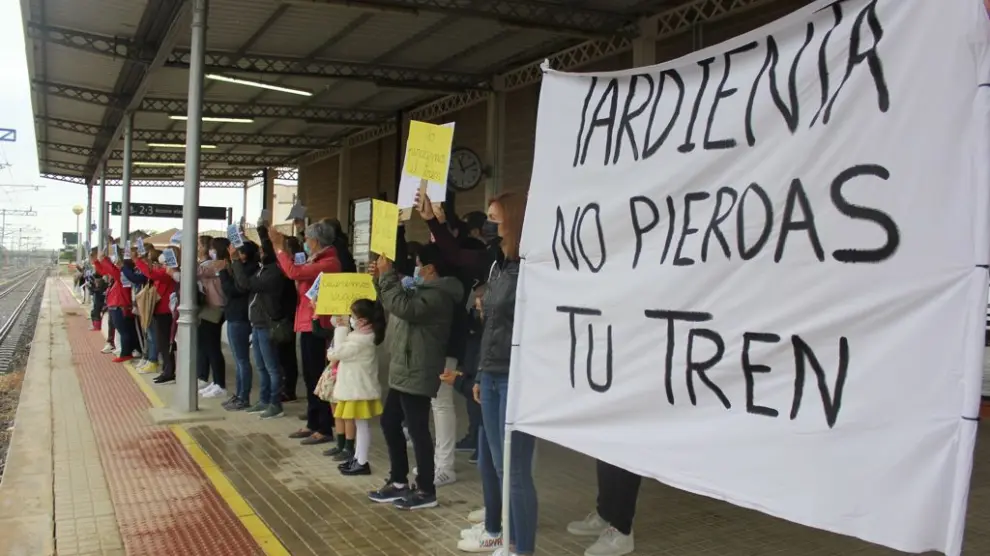Protestas en los andenes aragoneses para reivindicar los trenes regionales