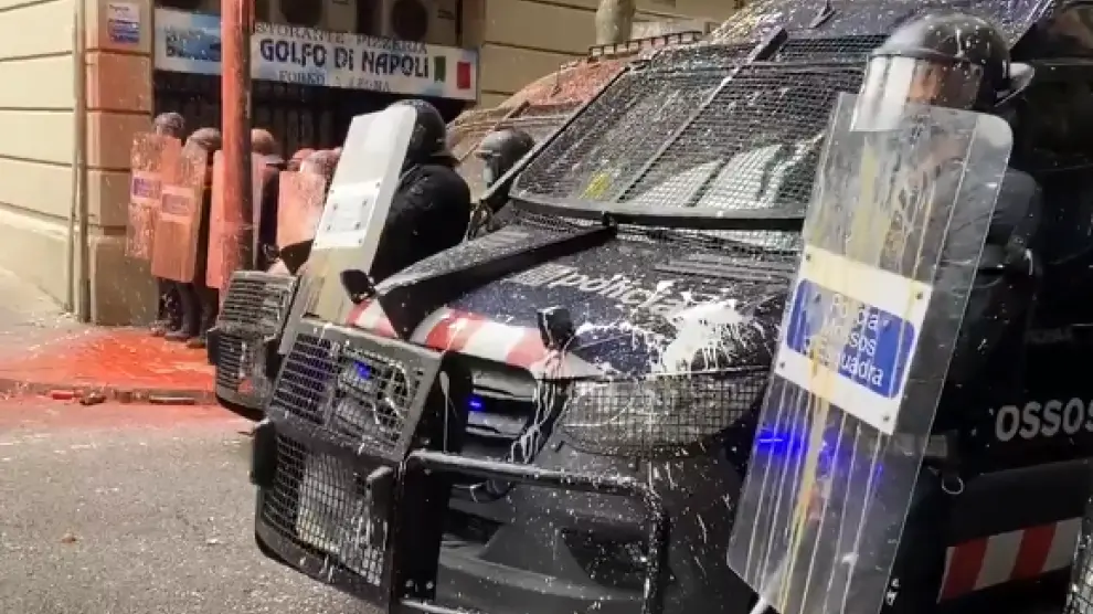 Decenas de ciudadanos han lanzado pintura y huevos a los mossos