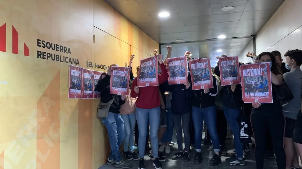 Un grupo de activistas en la sede de ERC en Barcelona
