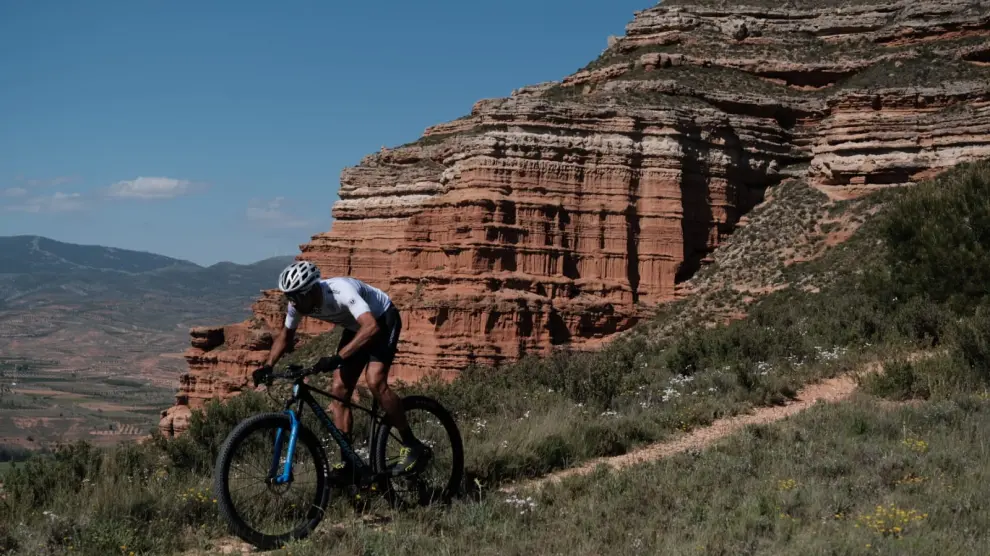 El ciclista de montaña Tomi Misser rueda por el entorno de la sierra de Armantes.