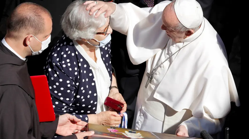 El Papa besa el número tatuado en un brazo de una superviviente del Holocausto